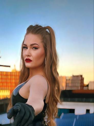 Lady Adriana im Fetisch Atelier 19