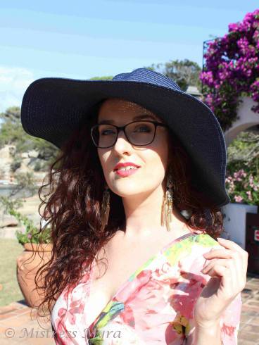 MISTRESS MYRA. Die verspielte Madame 1