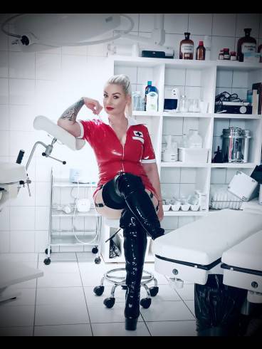 Versaute & Dominante Ärztin Victoria Violence 3