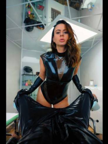 Lady Gina im Fetisch Atelier 24