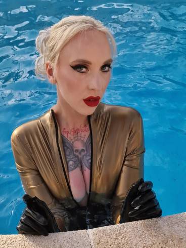 Latex Göttin Lady Naomi Rouge 4