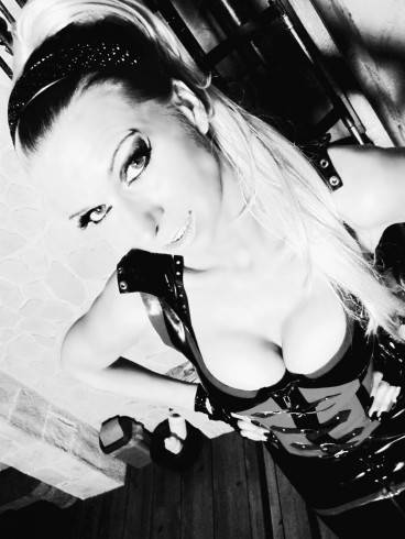 Mistress Aura Amazon Erzieherin & Fetischistin 43