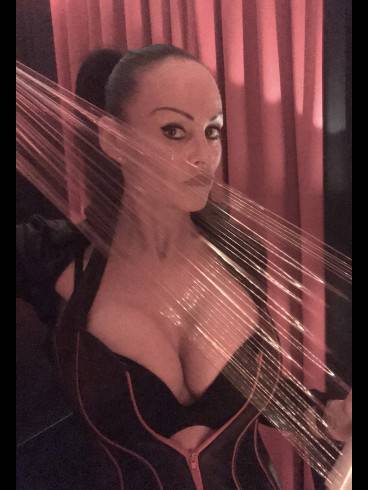 Domina Herrin Liane in der SM-Lounge 61