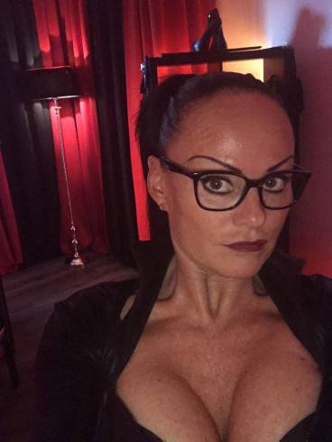 Domina Herrin Liane in der SM-Lounge 62
