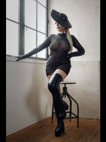 ANNABEL SCHÖNGOTT - gepflegte Perversion 11