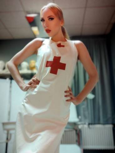 Glitschige Untersuchung mit GummiDr. Naomi Rouge 3