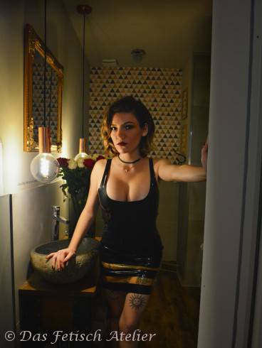 Lady Juliana im Fetischatelier 24