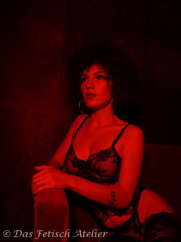 Lady Juliana im Fetischatelier 28