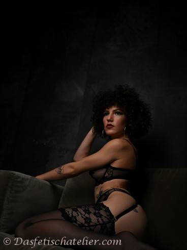 Lady Juliana im Fetischatelier 5