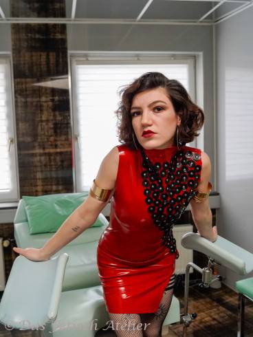 Lady Juliana im Fetischatelier 7