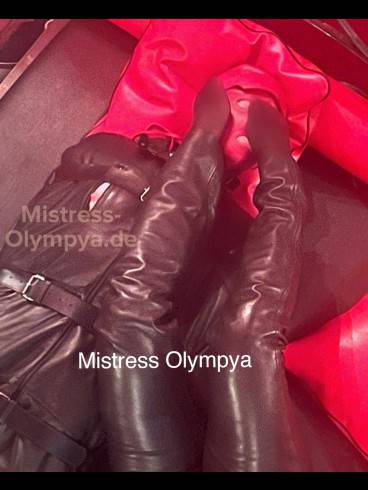 Mistress Olympya- die schwarze Domina in München 42