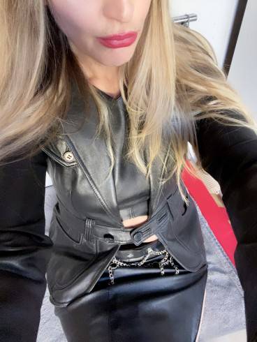 Goddess Lady Gulia - elegante Domina 8