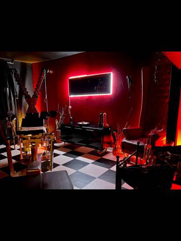 Bizarr-Ärztin Sophie Fleur 25