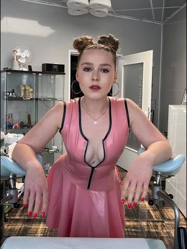 Neu - Jungdomina Lily im Fetischatelier 2