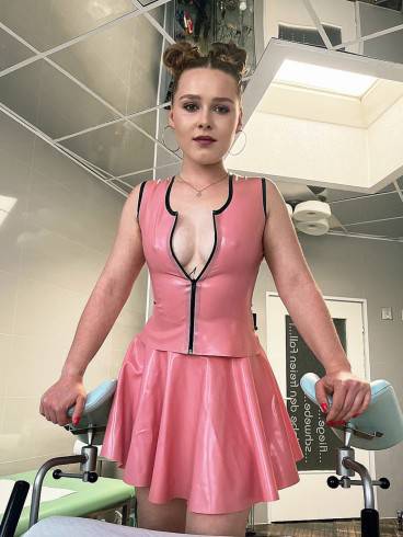 Neu - Jungdomina Lily im Fetischatelier 6