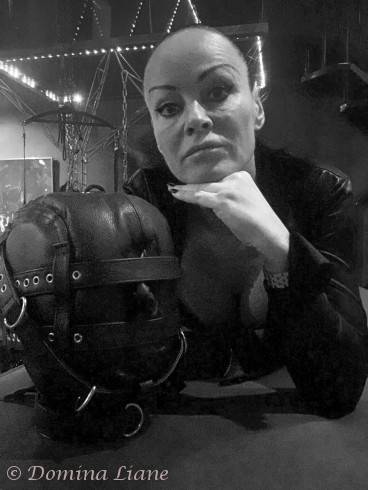 Domina Herrin Liane im Bizarradies 38