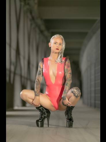 Extravagante Domina Natascha Nox 5