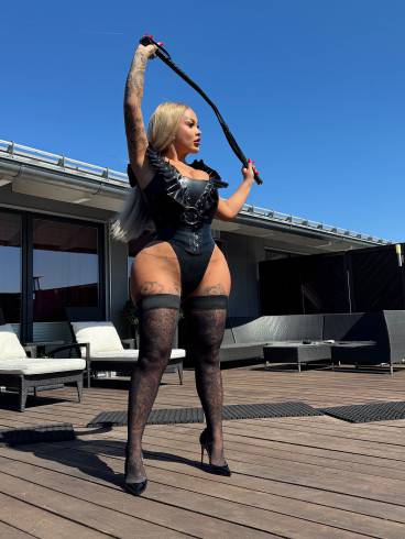 Bizarrladysalina 6