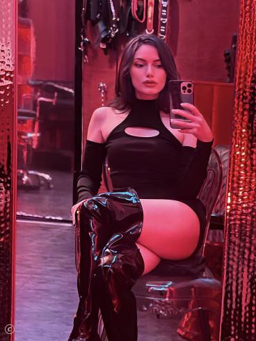 BRAZILIAN DOMINATRIX - MISS VIXEN NOIR 25