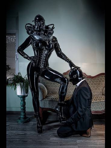 Die Latex Göttin Miss Isocyanat zu Gast 6