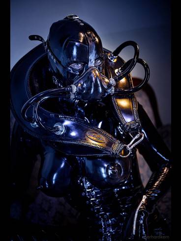 Die Latex Göttin Miss Isocyanat zu Gast 8