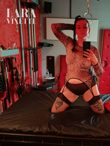 Lara Vixette - BDSM-Tattoo-Session 3