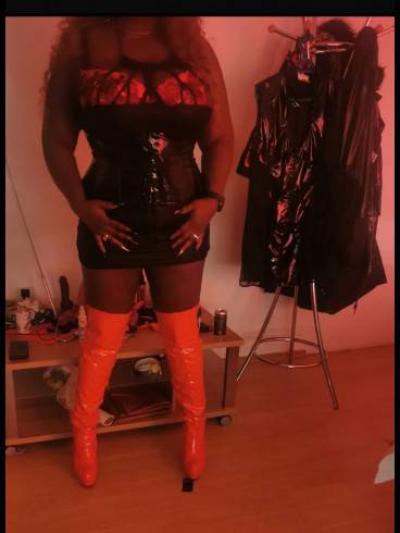Lady M Black Domina von zart bis hart 2