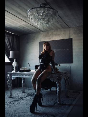 Mistress Hannah 2