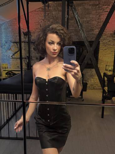 Mistress Alma Douglas 3
