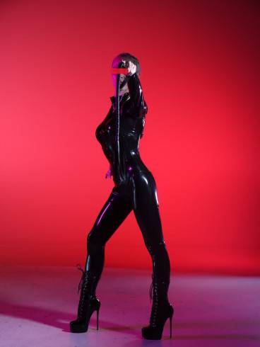Niki Schwarzwolf Kontrolle in Latex 1