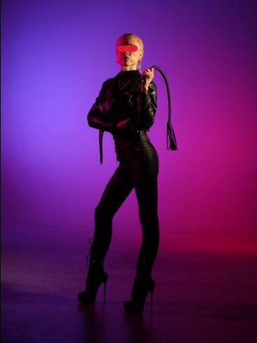 Niki Schwarzwolf Kontrolle in Latex 3