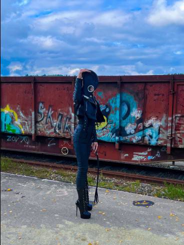 Niki Schwarzwolf Kontrolle in Latex 7