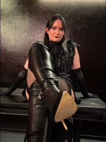 Herrin Astoria NEU in Augsburg 9