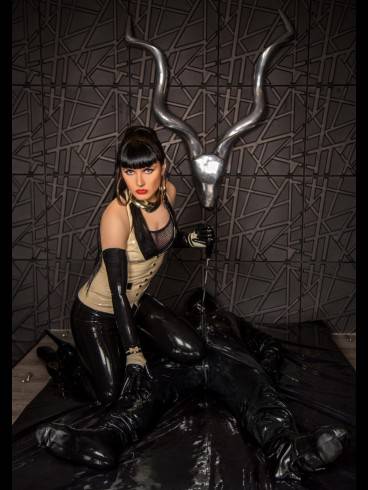 Lady Nadia Velvet im Studio Red Rose 2