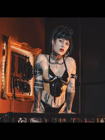 Miss Rosi Riot im FemDom 1