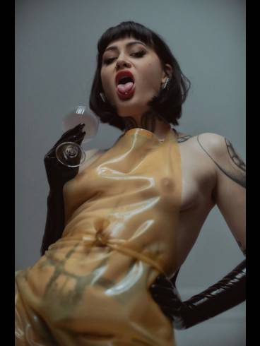 Miss Rosi Riot im FemDom 2