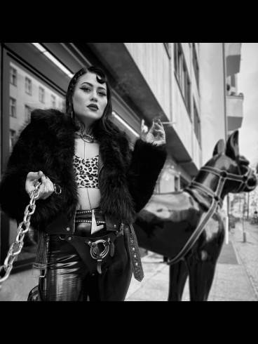 Miss Rosi Riot im FemDom 3