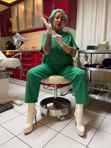 Bizarrärztin Eden Black 2