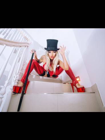 Kate Frost is back 5