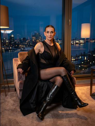 Dominante Lady für gehorsame Herren mit Niveau 6