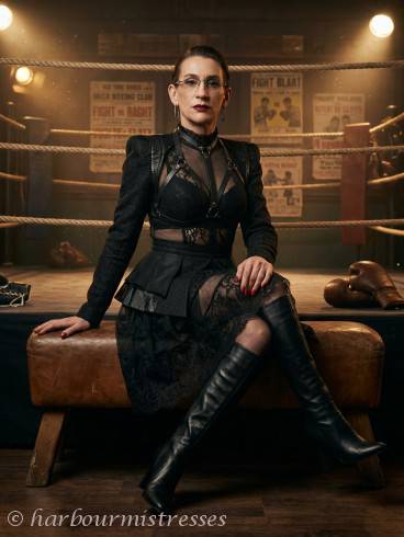 Domina Lady Andrea für gehorsame Herren mit Niveau 2