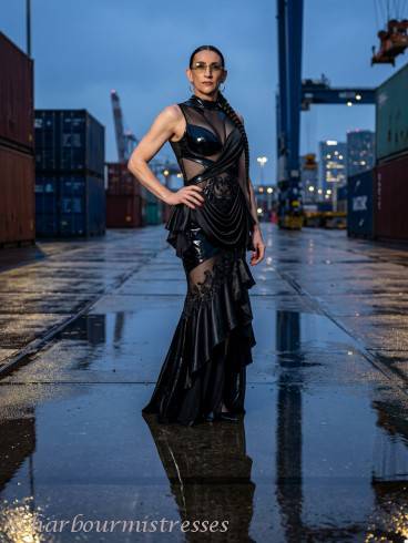 Domina Lady Andrea für gehorsame Herren mit Niveau 5