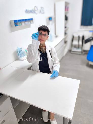 Frau Doktor Carmen 11