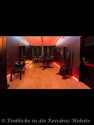 RESIDENZ HEKATE BIZARR SM KLINIK LATEX STUDIO 8
