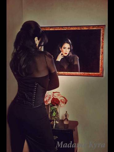 Madame Kyra 37