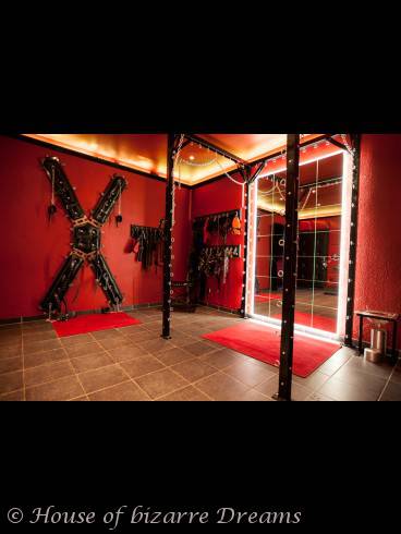 LATEXSUITE HOUSE OF BIZARRE DREAMS IN DÜSSELDORF 12