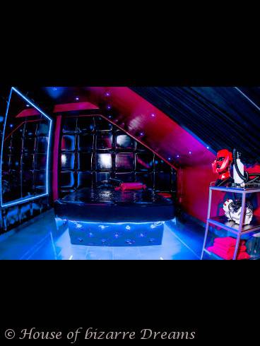 LATEXSUITE HOUSE OF BIZARRE DREAMS IN DÜSSELDORF 15