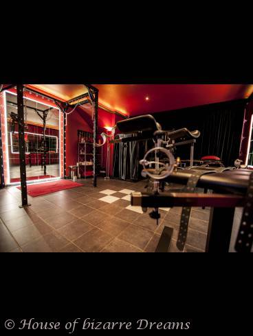 LATEXSUITE HOUSE OF BIZARRE DREAMS IN DÜSSELDORF 3