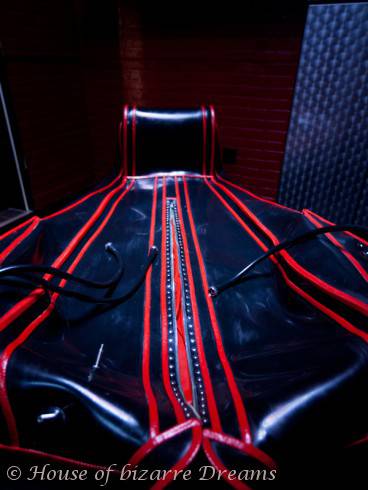 LATEXSUITE HOUSE OF BIZARRE DREAMS IN DÜSSELDORF 37