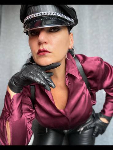 HERRIN SILVIA im FORBIDDEN GARDEN 10